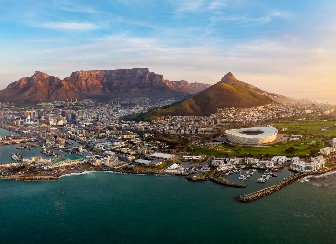 Fokváros látképe Table Mountain heggyel Dél-Afrikában
