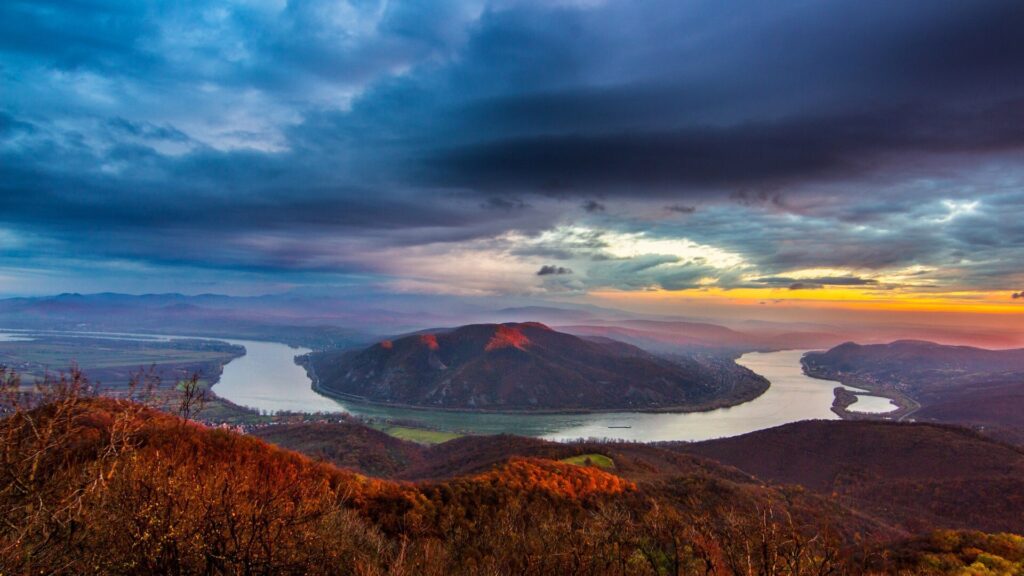 Dunakanyar panoráma kilátóból, hegyekkel és a Duna kanyarulatával