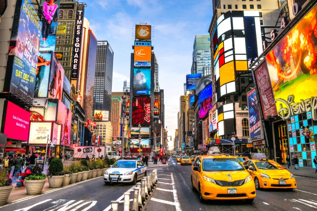 New York látképe felhőkarcolókkal és városnézős útvonalakkal első utazáshoz