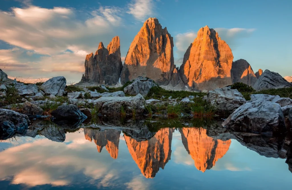 Tre Cime di Lavaredo sziklatornyai a Dolomitokban látványos körtúra útikalauzhoz