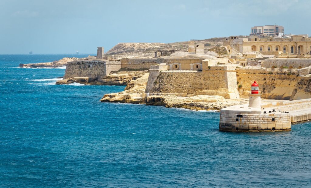 Valletta látképe Máltán a tenger felől
