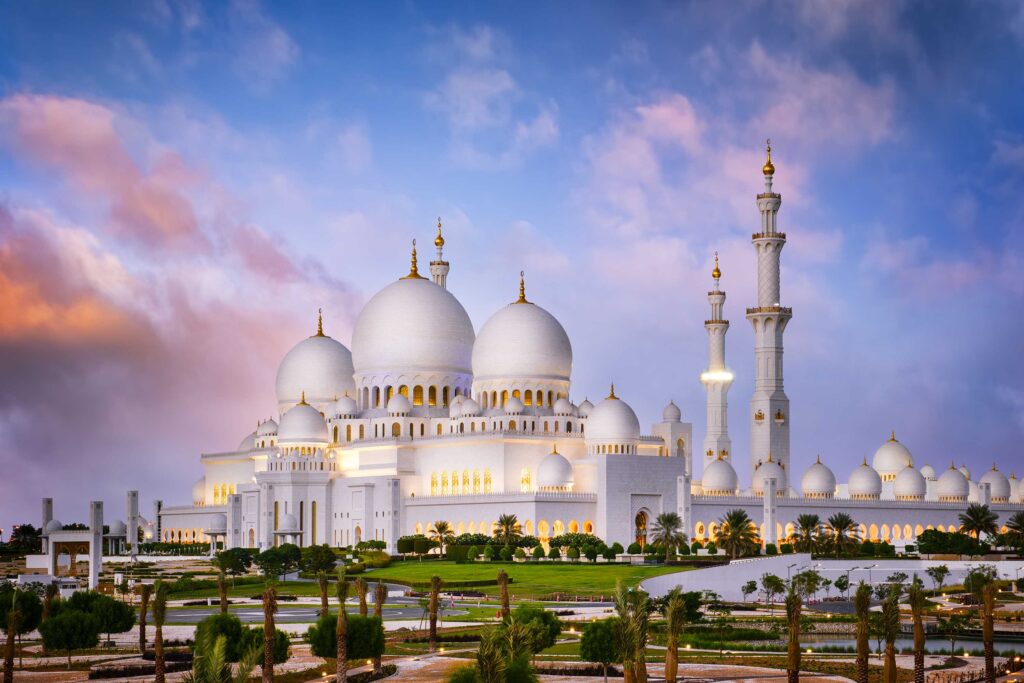 Sheikh Zayed Grand Mosque Abu Dhabiban fehér kupolákkal és minaretekkel