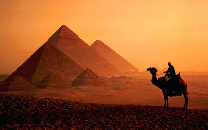 Gízai piramisok Egyiptomban, az Egyiptom látnivalói útikalauz kiemelt képe